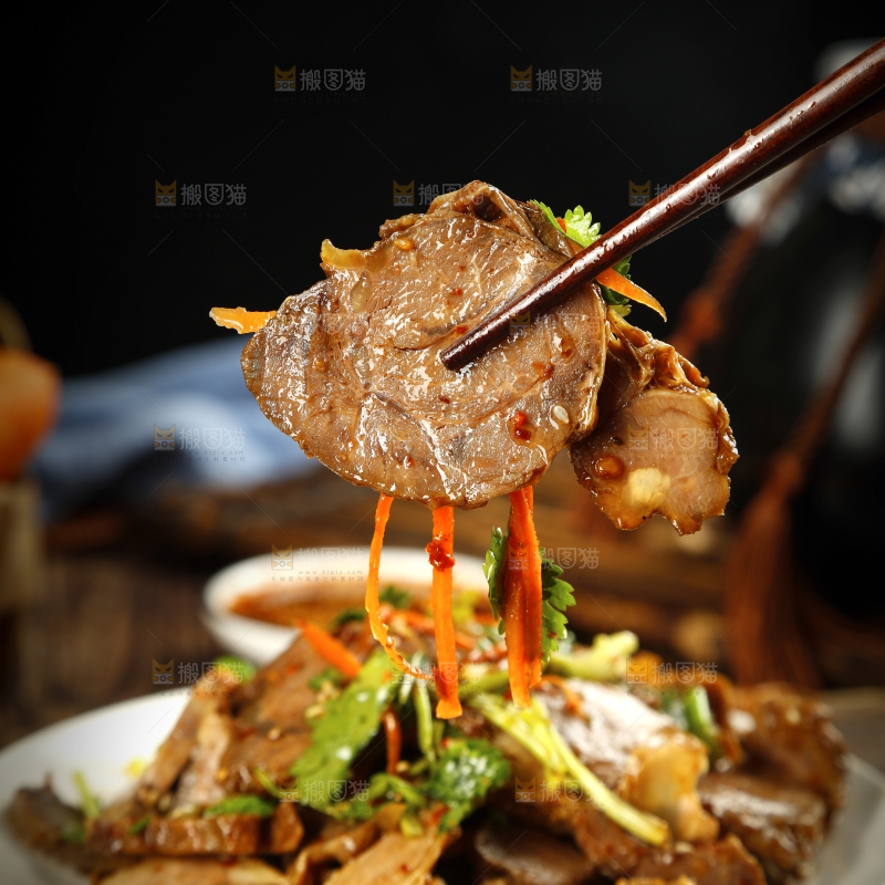 筷子上夹着凉拌牛肉