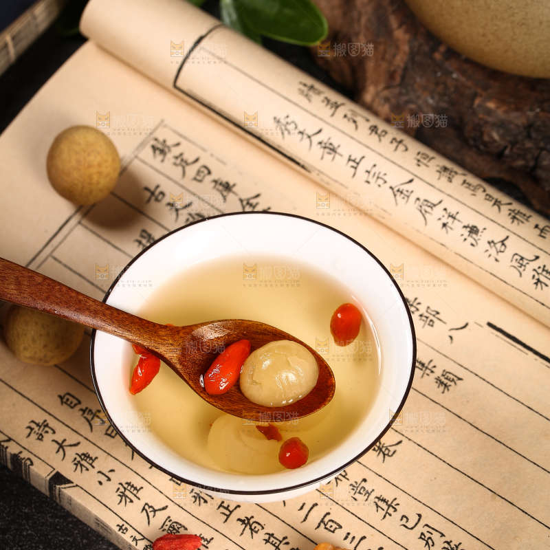碗里装着桂圆枸杞茶