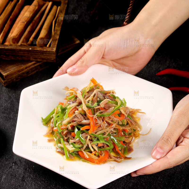 手里端着一盘辣椒炒肉丝