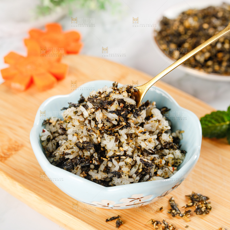 勺子里舀着芝麻海苔碎