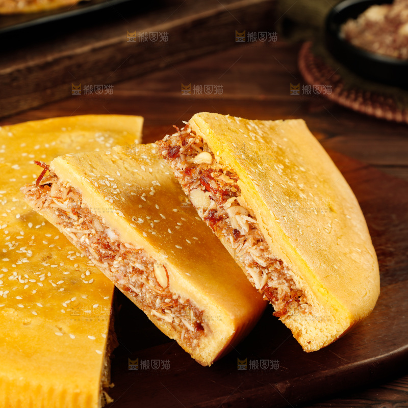 木板上放着切开的拖罗饼