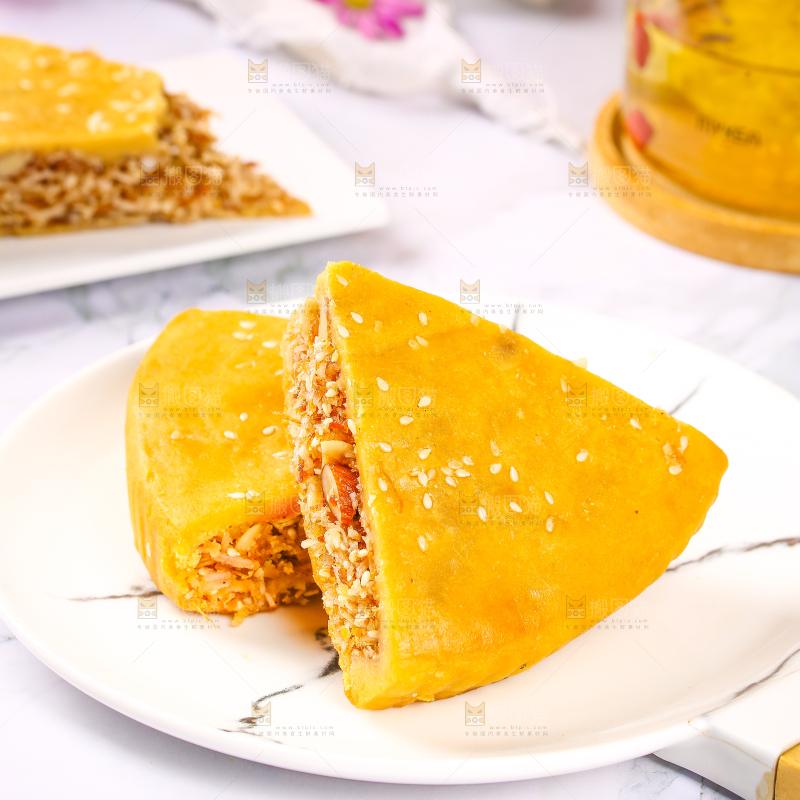 盘子里装着化州拖罗饼切块