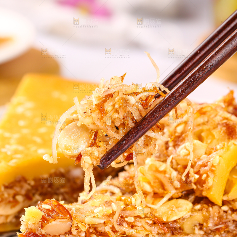 筷子上夹着五仁椰丝饼