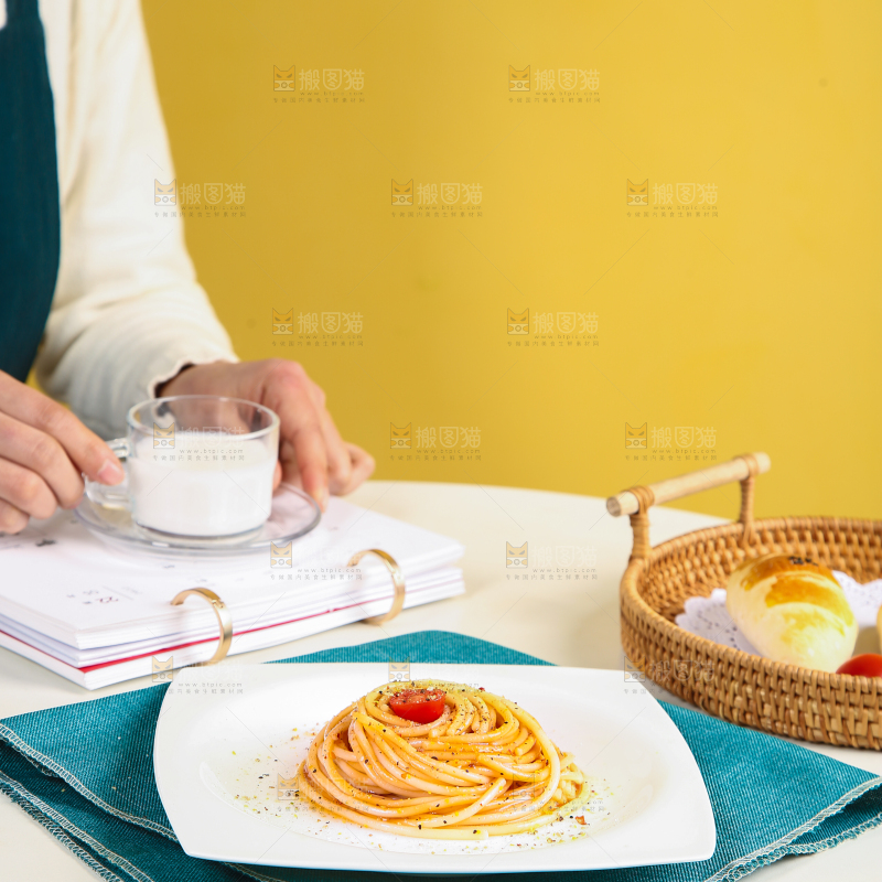 盘子里装着黑胡椒意大利面