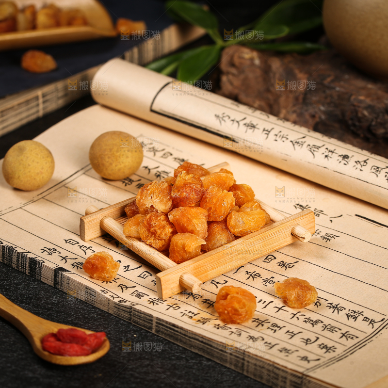 木盘上的无核桂圆肉
