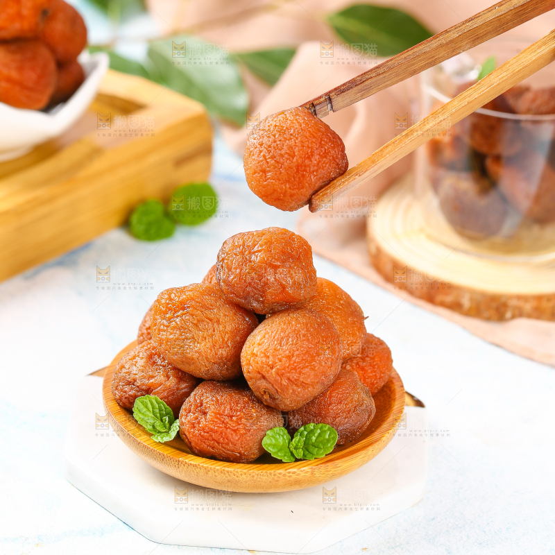 筷子上夹着吊干杏