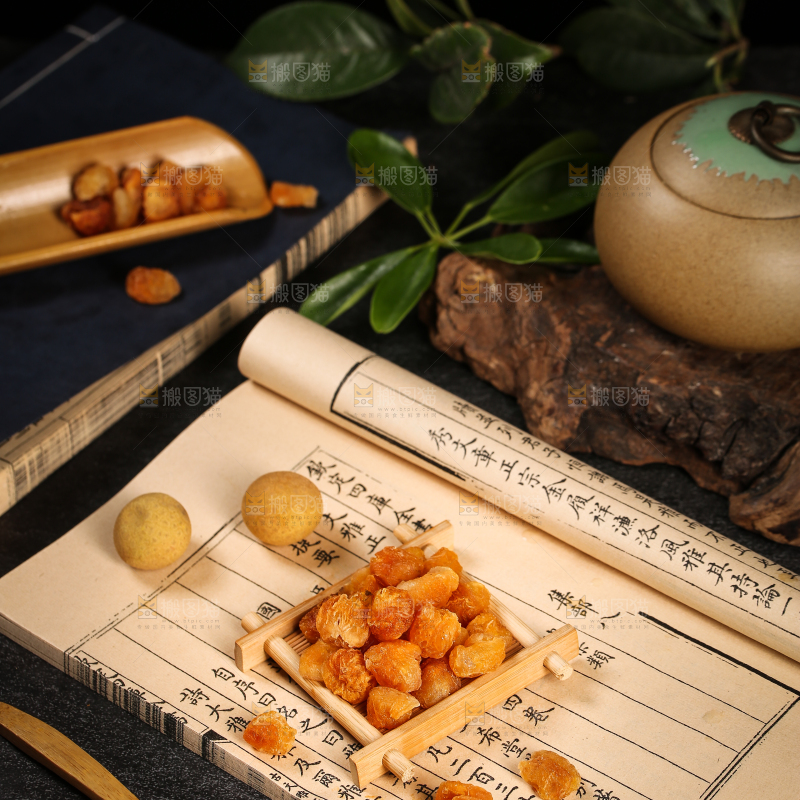 木盘上的无核桂圆肉