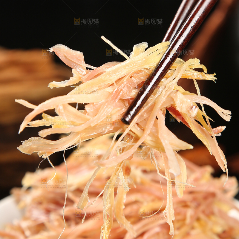 筷子上夹着鸡丝肉