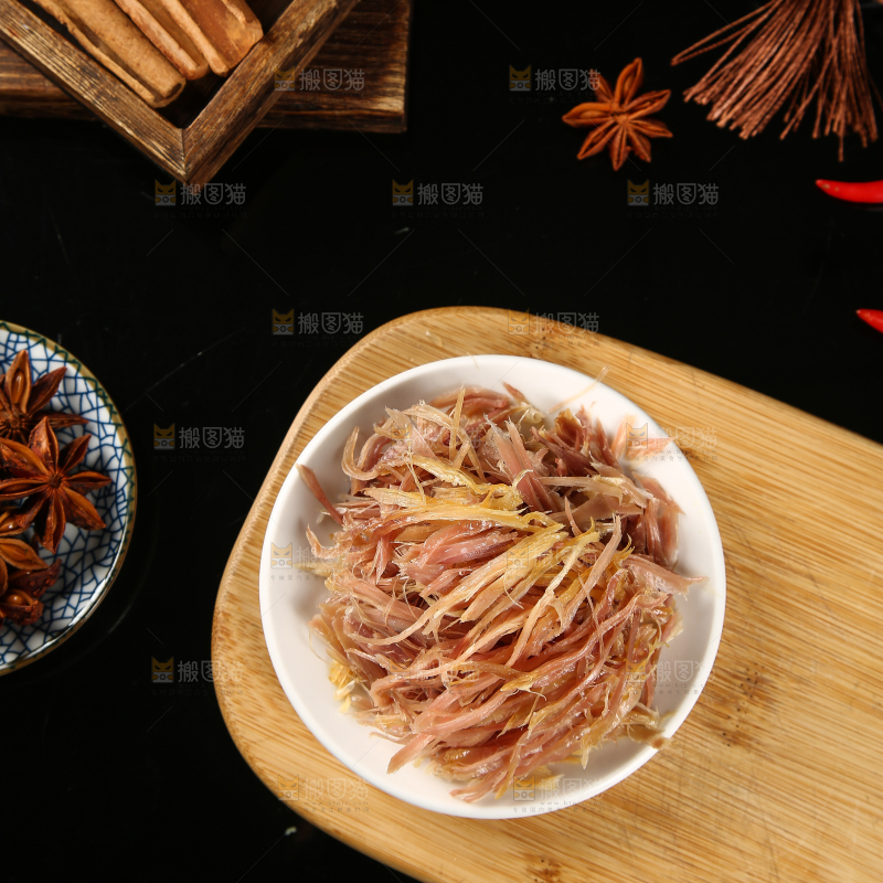 木板上放着一盘鸡肉丝