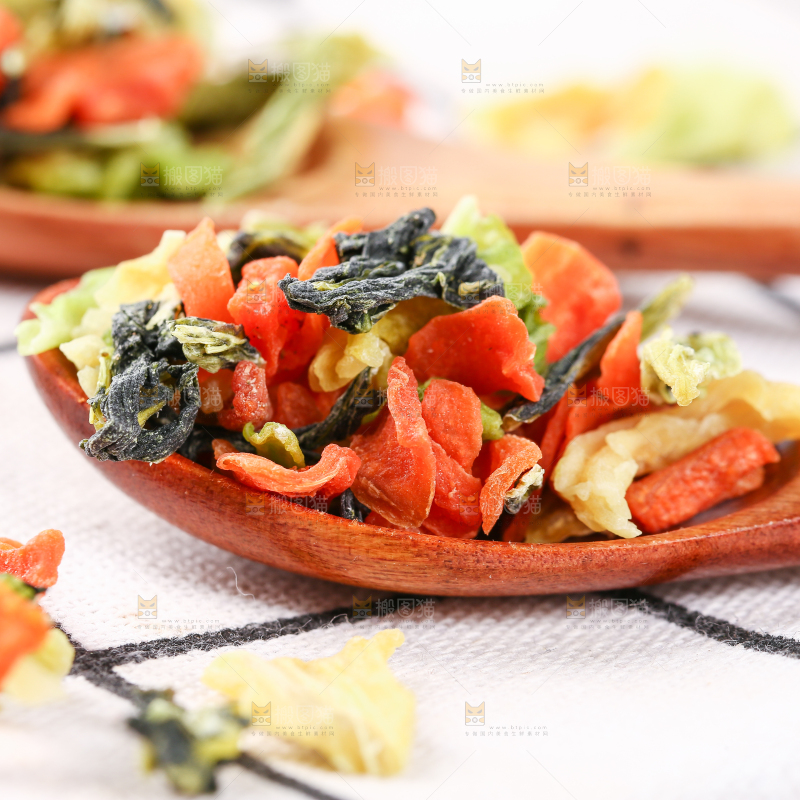 格子布上勺子里的混合蔬菜干