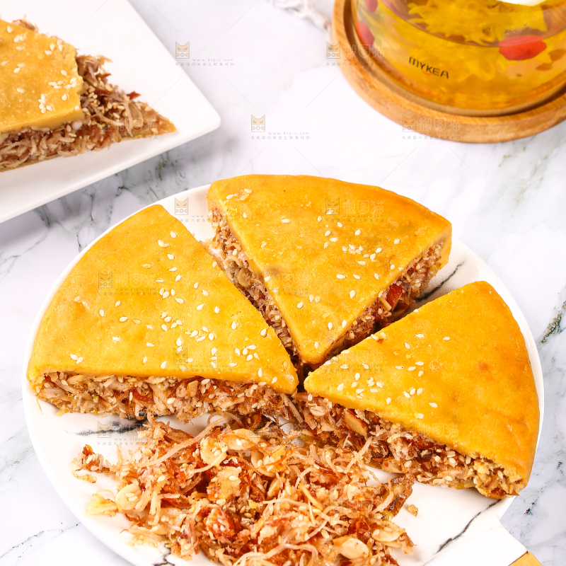 盘子里装着化州拖罗饼切块