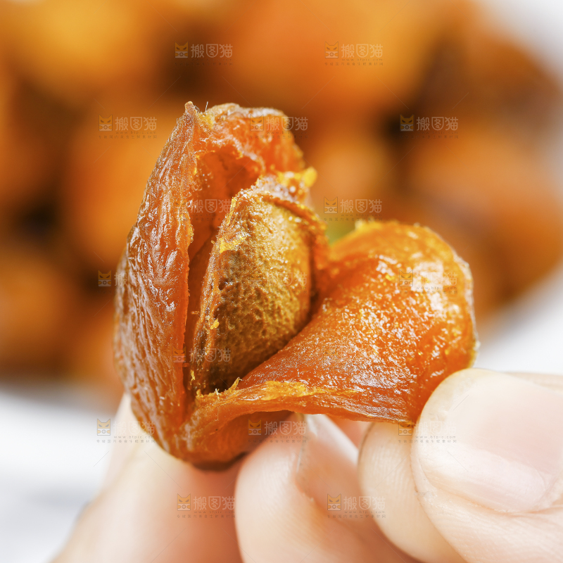 手里拿着新疆吊干杏脯