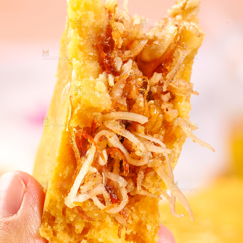 手里拿着椰丝饼