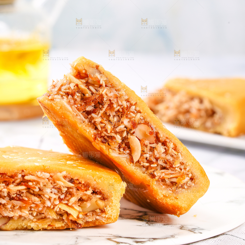 石板上放着切块的化州拖罗饼