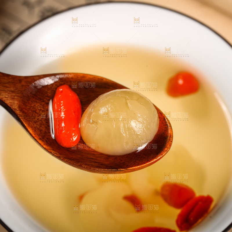 勺子上舀着桂圆