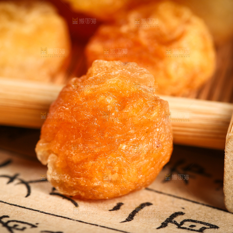 书本上放着桂圆肉