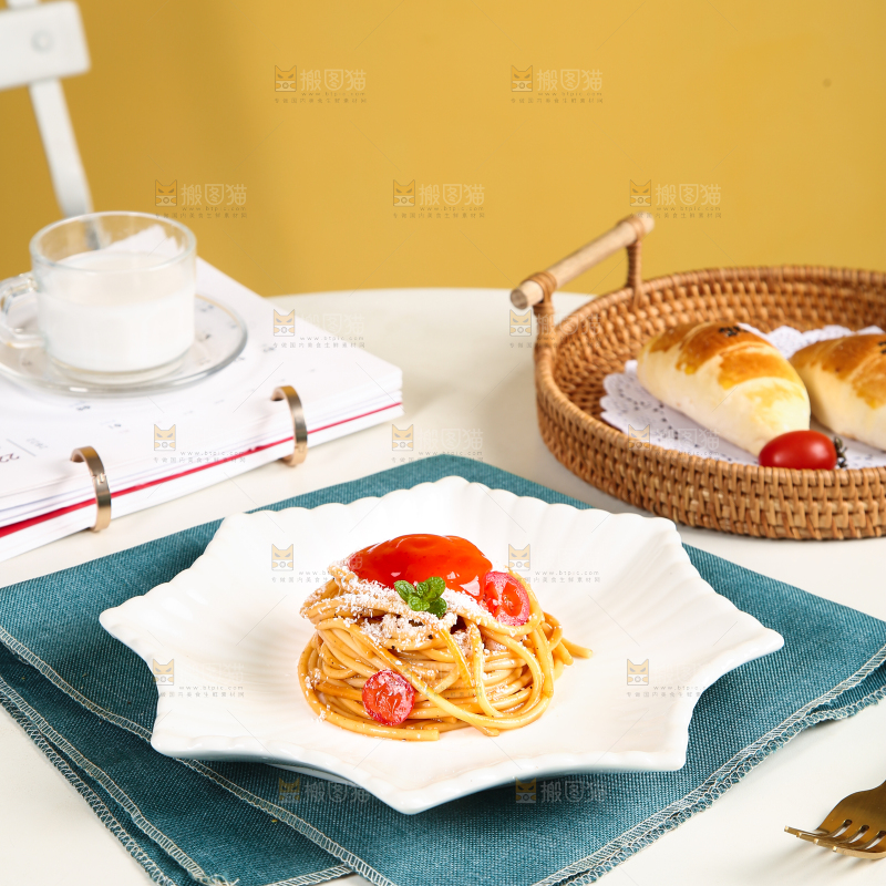 盘子里装着意大利面