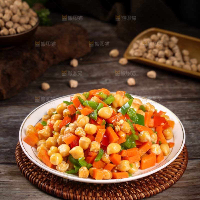 盘子里装着鹰嘴豆炒辣椒