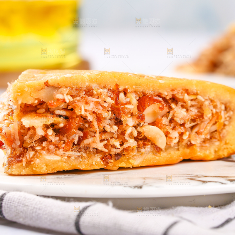 石板上放着切块的化州拖罗饼