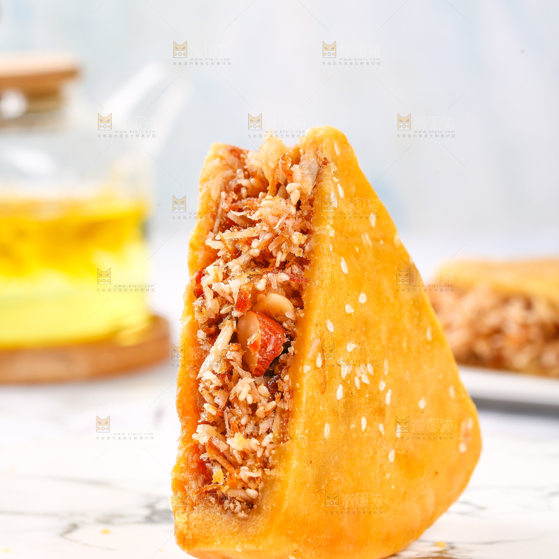 石板上放着切块的化州拖罗饼