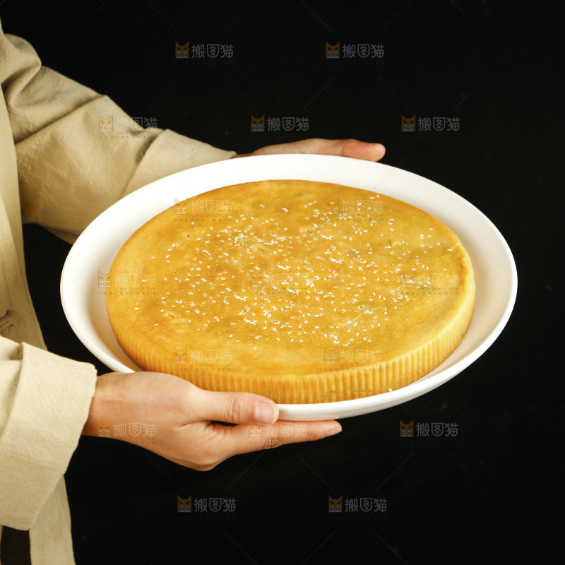 手里端着一盘化州拖罗饼