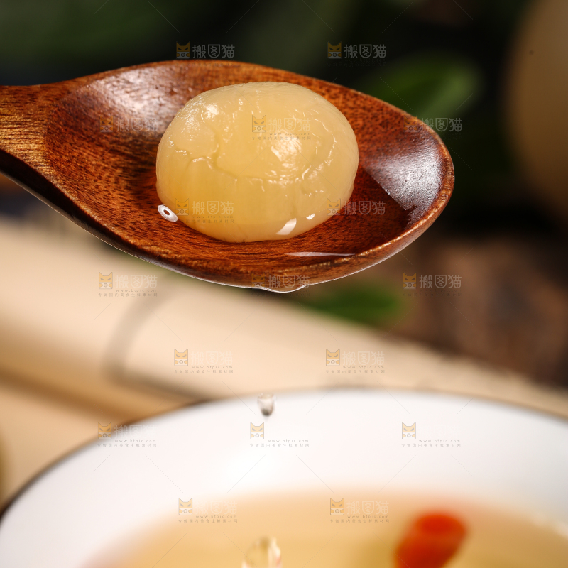 勺子上舀着桂圆