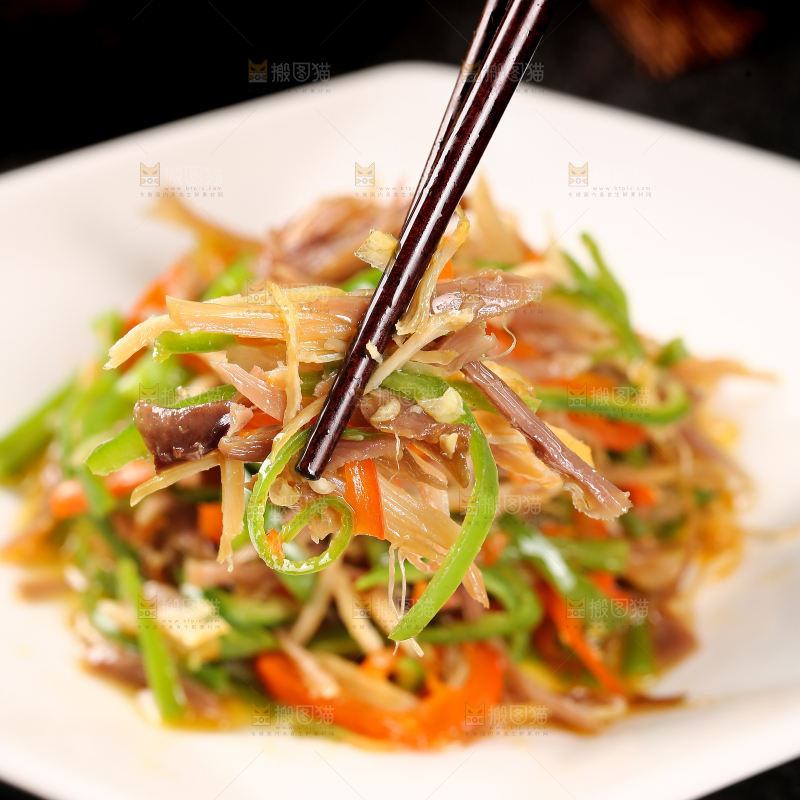 筷子上夹着香辣鸡肉丝