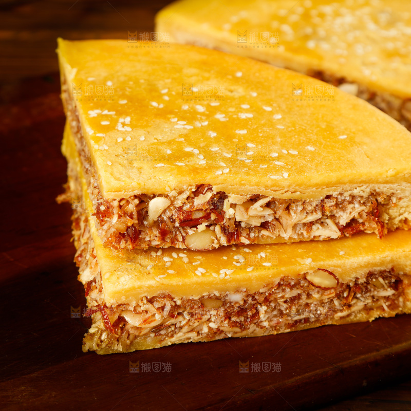 木板上放着切开的拖罗饼