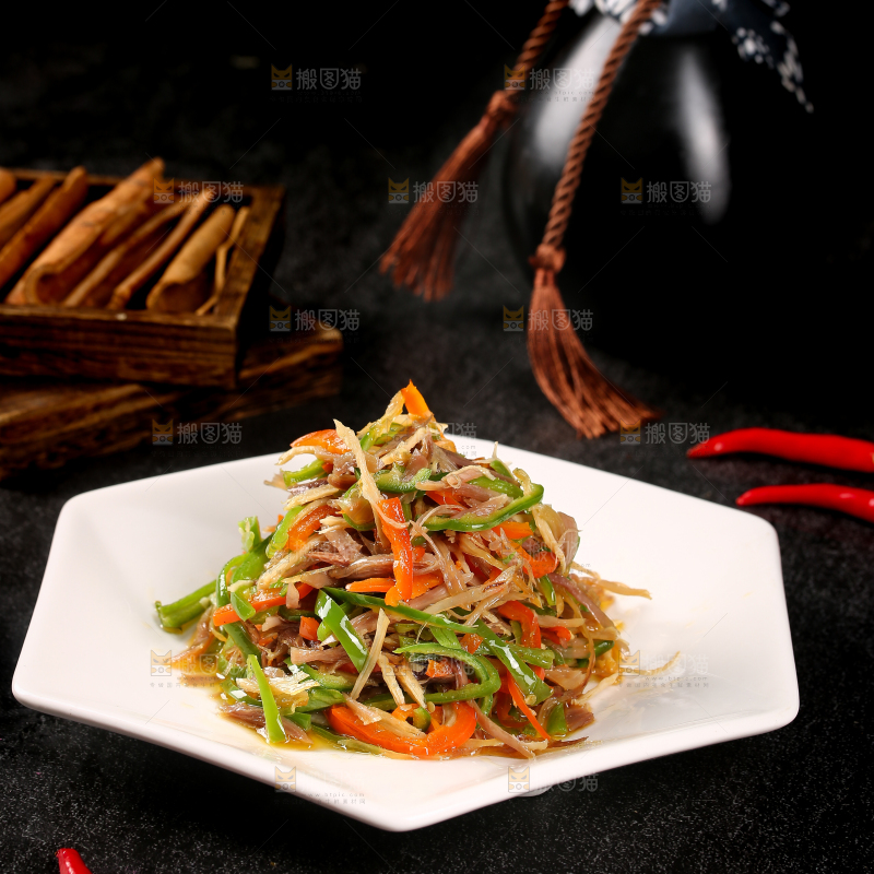 黑底上放着一盘辣椒炒鸡肉丝