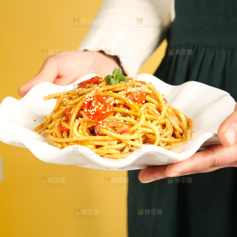 盘子里装着番茄意面
