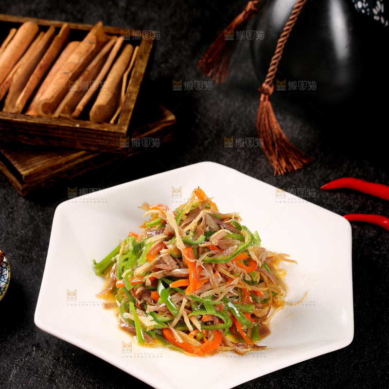 黑底上放着一盘辣椒炒鸡肉丝