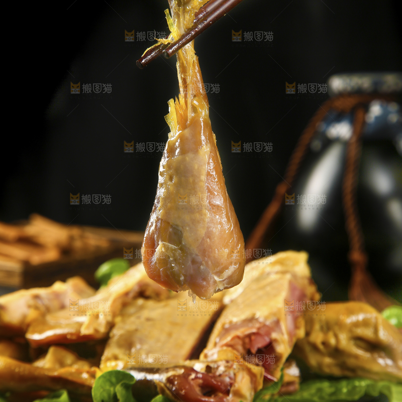 筷子上夹着风干鸡