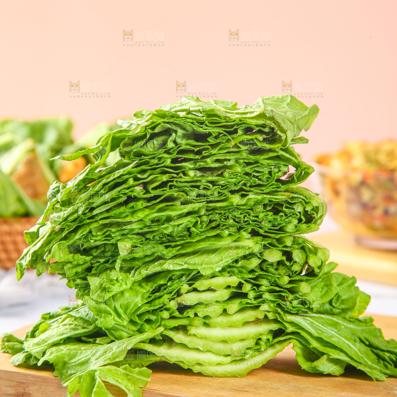 木板上放着东北饭包叶