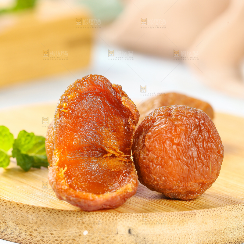 木板上的四团吊干杏