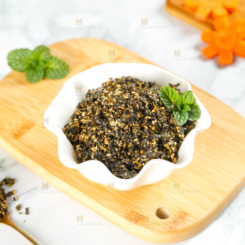 砧板上放着一碟海苔碎