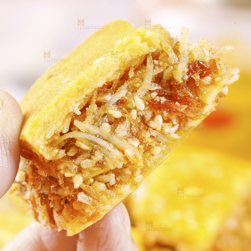 手里拿着五仁椰丝饼