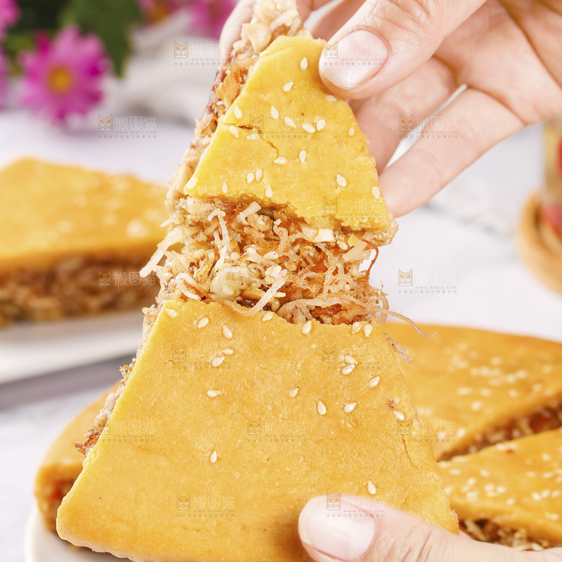 手里拿着五仁椰丝饼