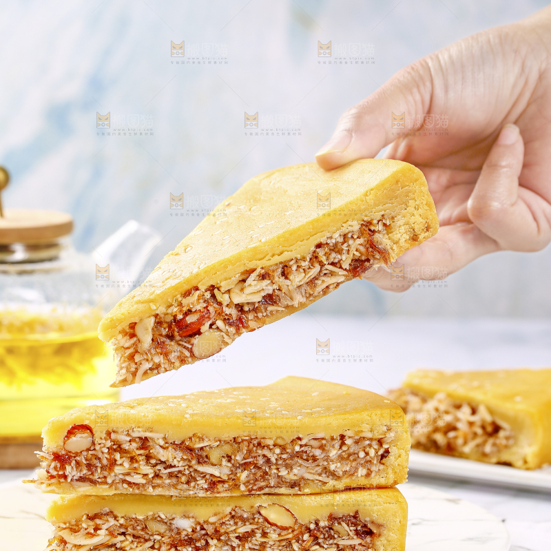 手里拿着果仁拖罗饼