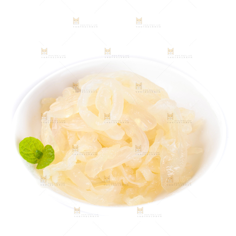 白底上的一盘海蜇皮