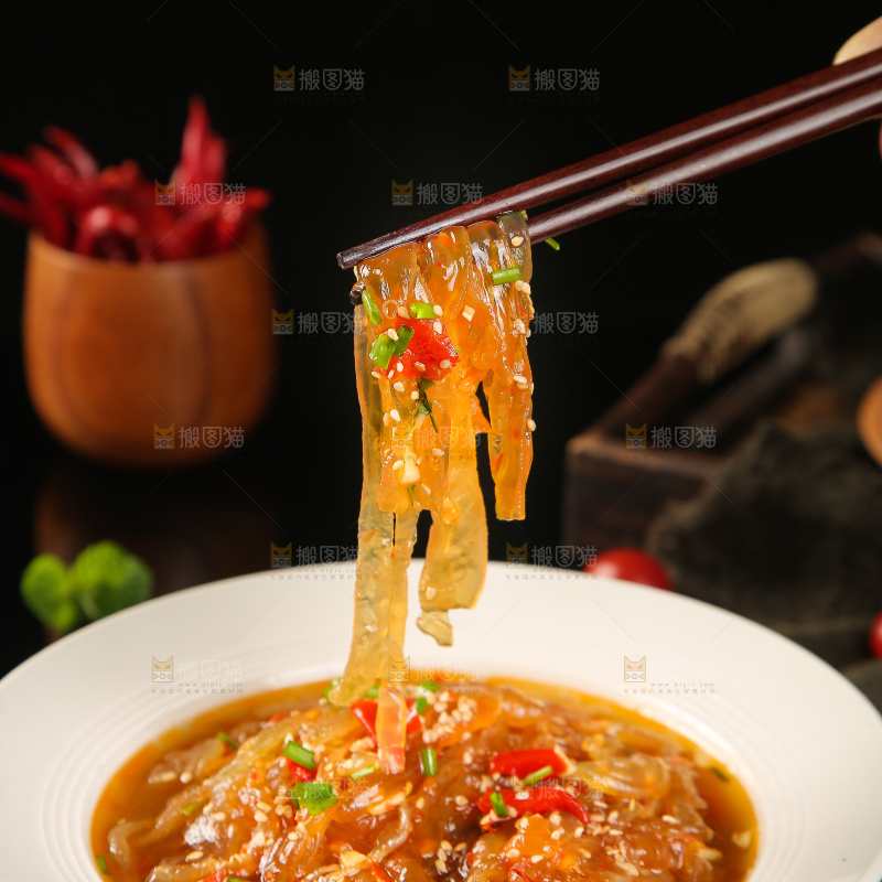 筷子上夹着香辣海蜇丝
