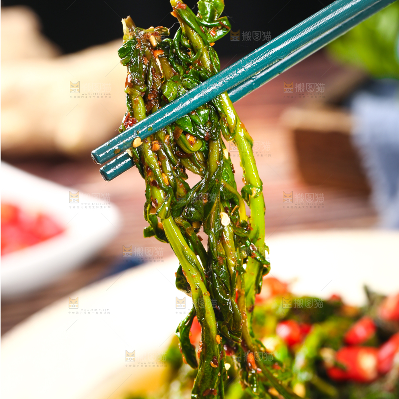 筷子上夹着凉拌清明菜