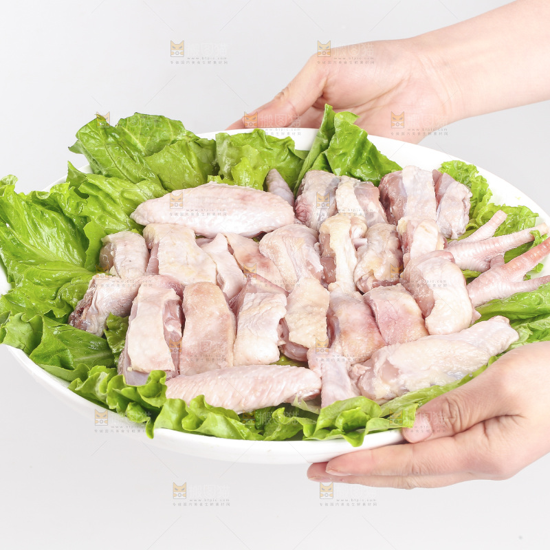 白底上的生鲜鸡肉