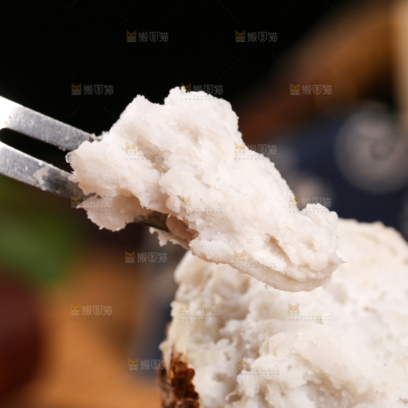 叉子上插着红芽芋果肉