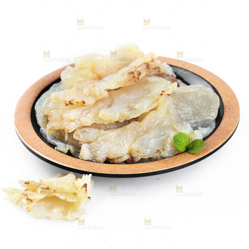 白底上的一盘海蜇皮