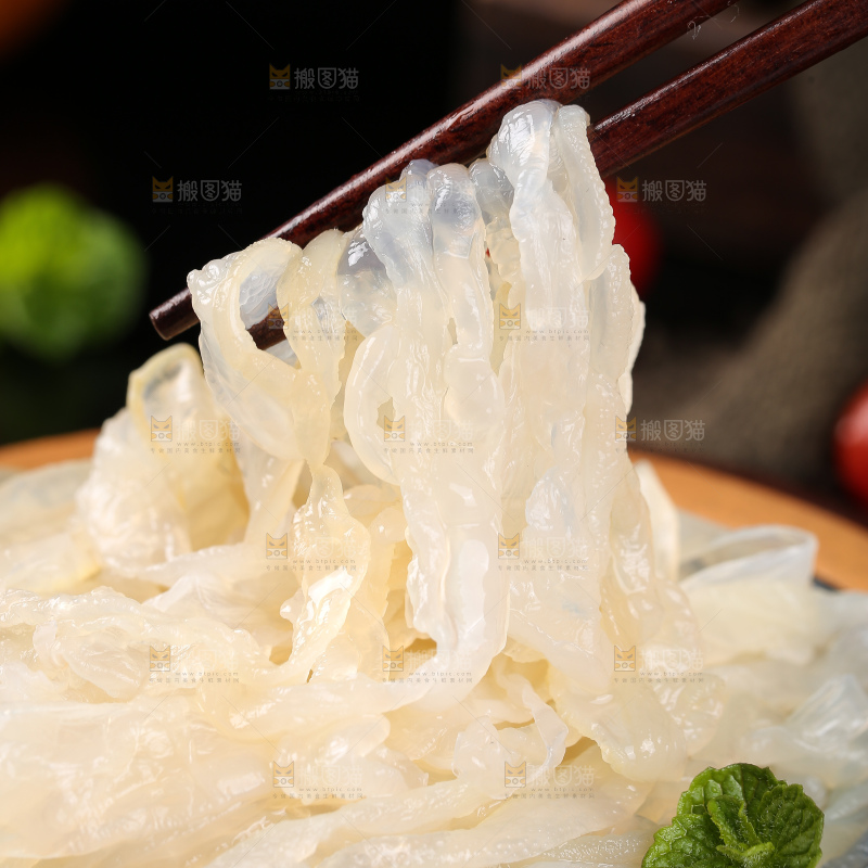 筷子上夹着海蜇皮