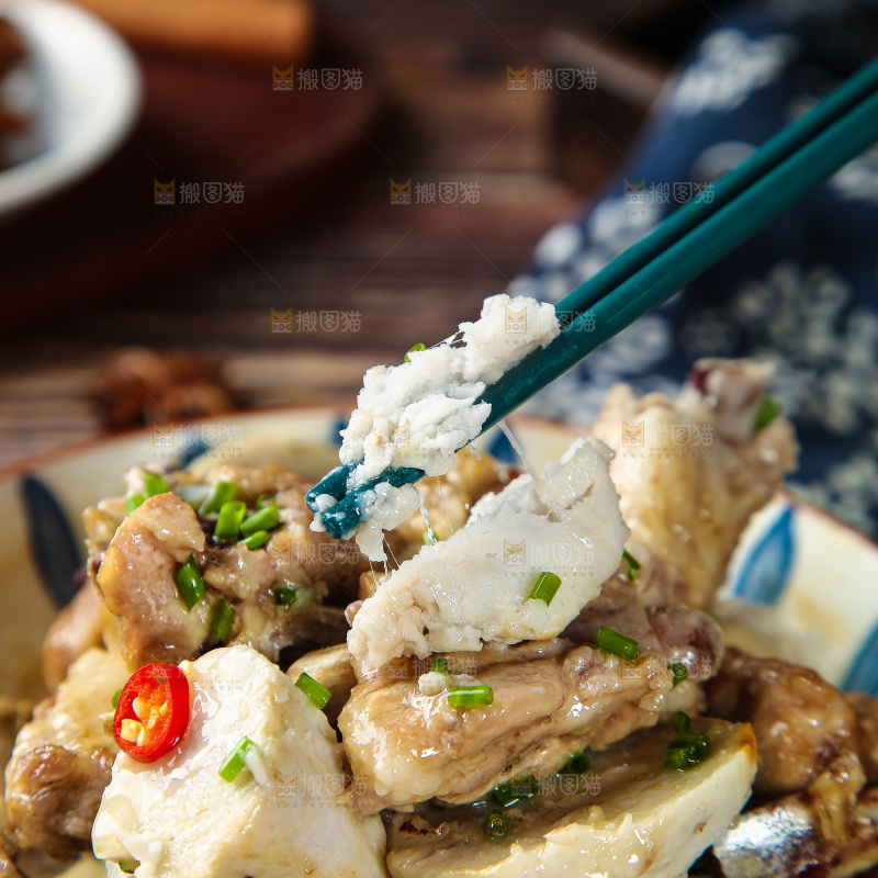 筷子上夹着芋头