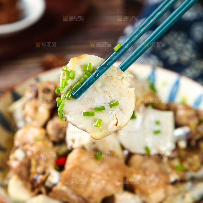筷子上夹着芋头