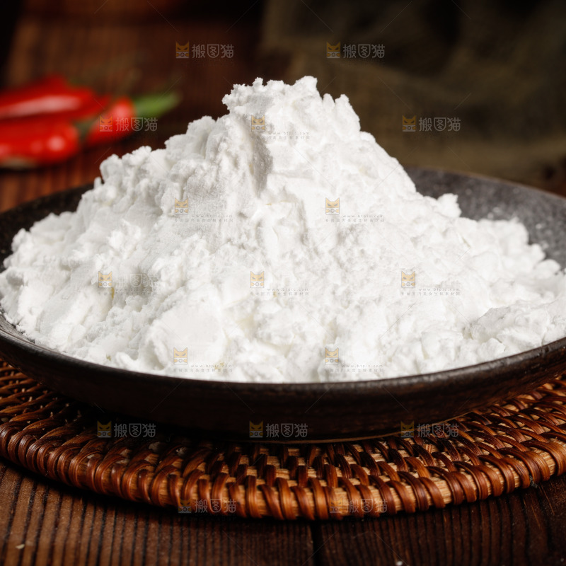 木底上放着一盘豌豆粉