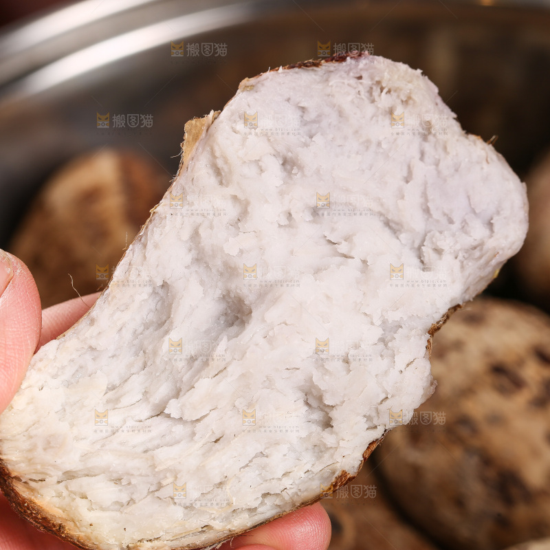 手里拿着芋头