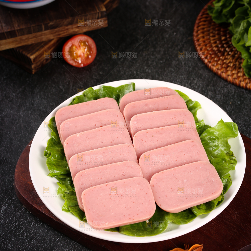 木板上放着一盘午餐肉切片